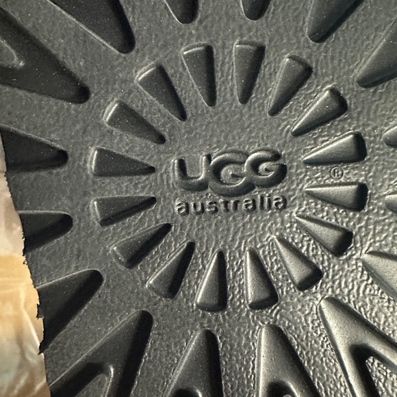 Brand New UGG Australia Bailey Button Triplet 1873 Black Women's Size 8 – In box - Picture 3 of 7